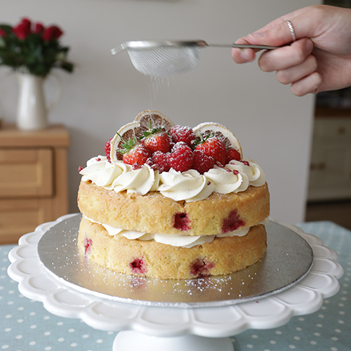 Sponge cake with cream and strawberries